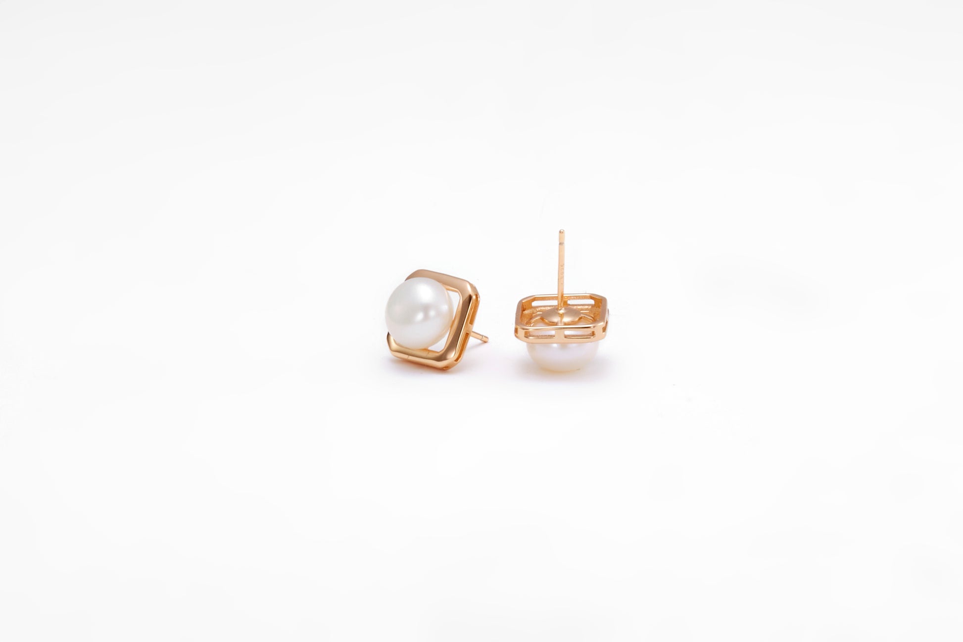 Gold-plated pearl earrings in a shape of a square for girls and women