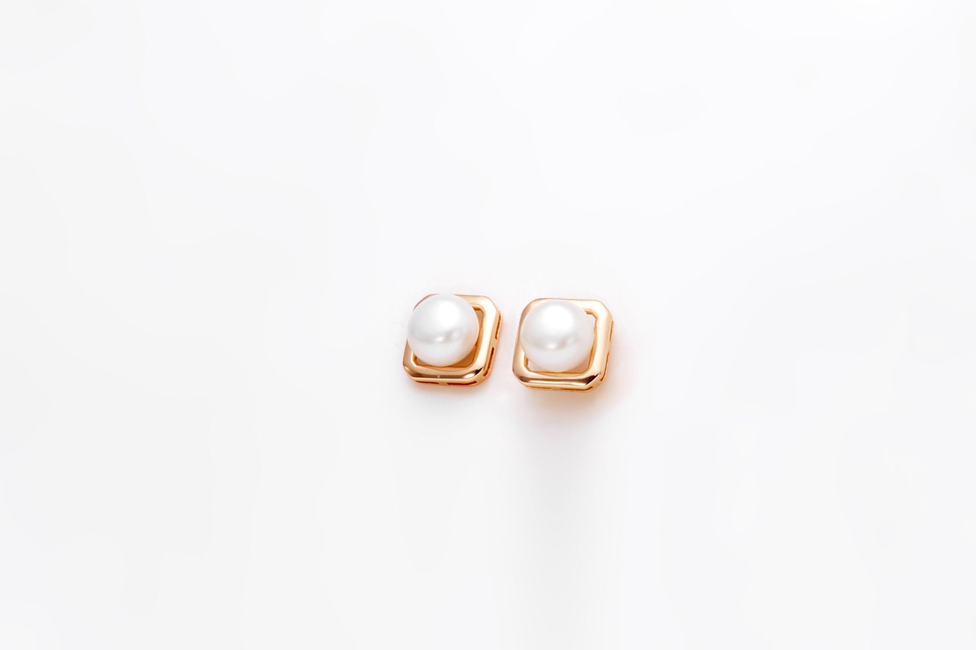 Gold-plated pearl earrings in a shape of a square for girls and women