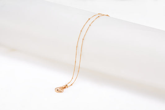 Gold-plated necklace in a shape of a shell with pearl for girls and women