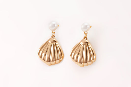 Gold-plated pearl earrings in a shape of a shell for girls and women