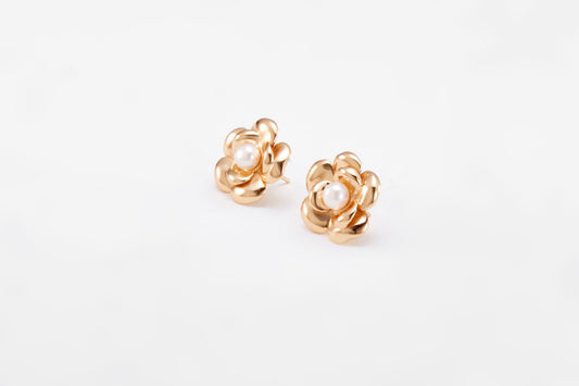 Gold-plated pearl earrings in a shape of a flower for girls and women