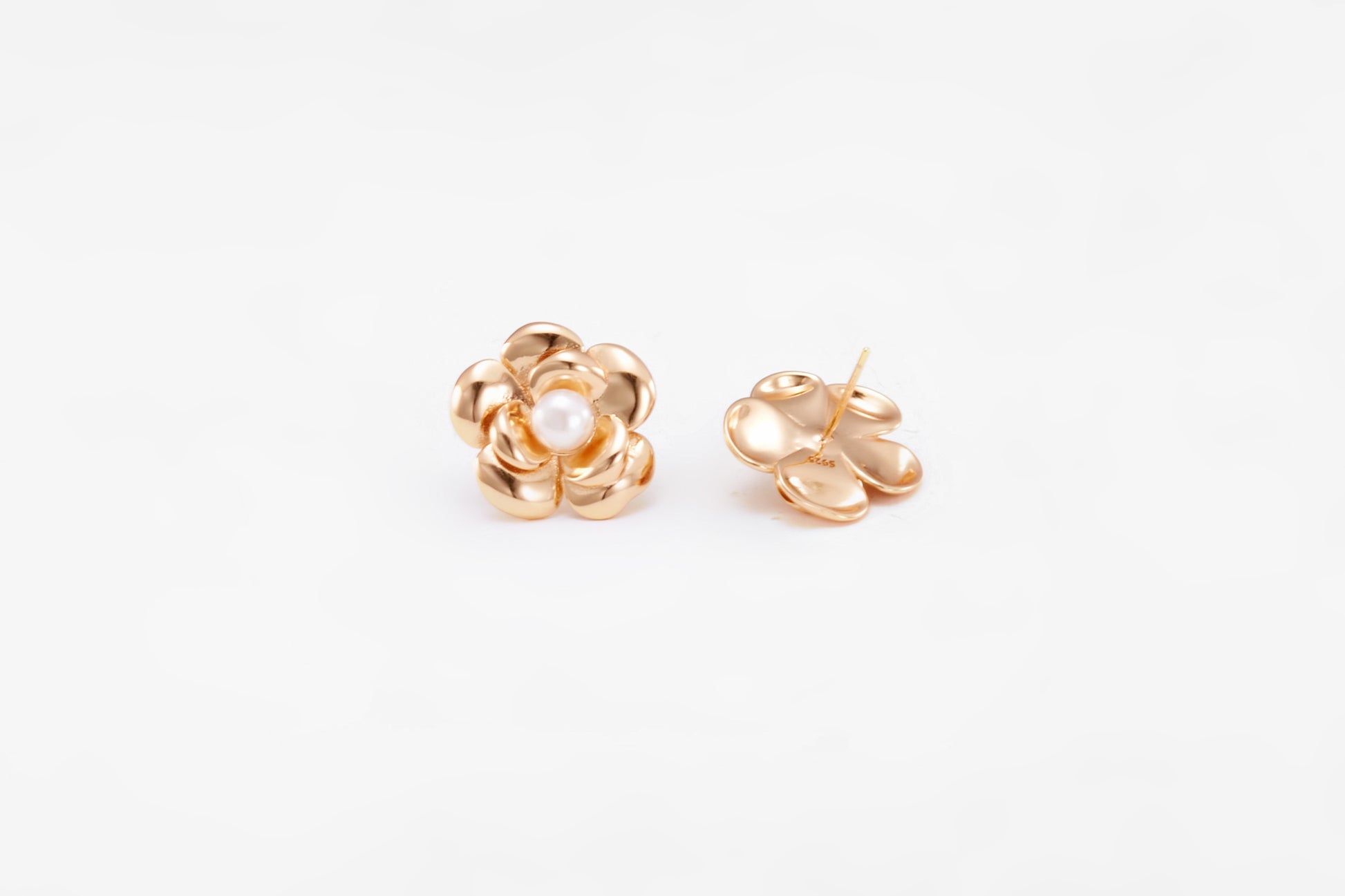 Gold-plated pearl earrings in a shape of a flower for girls and women