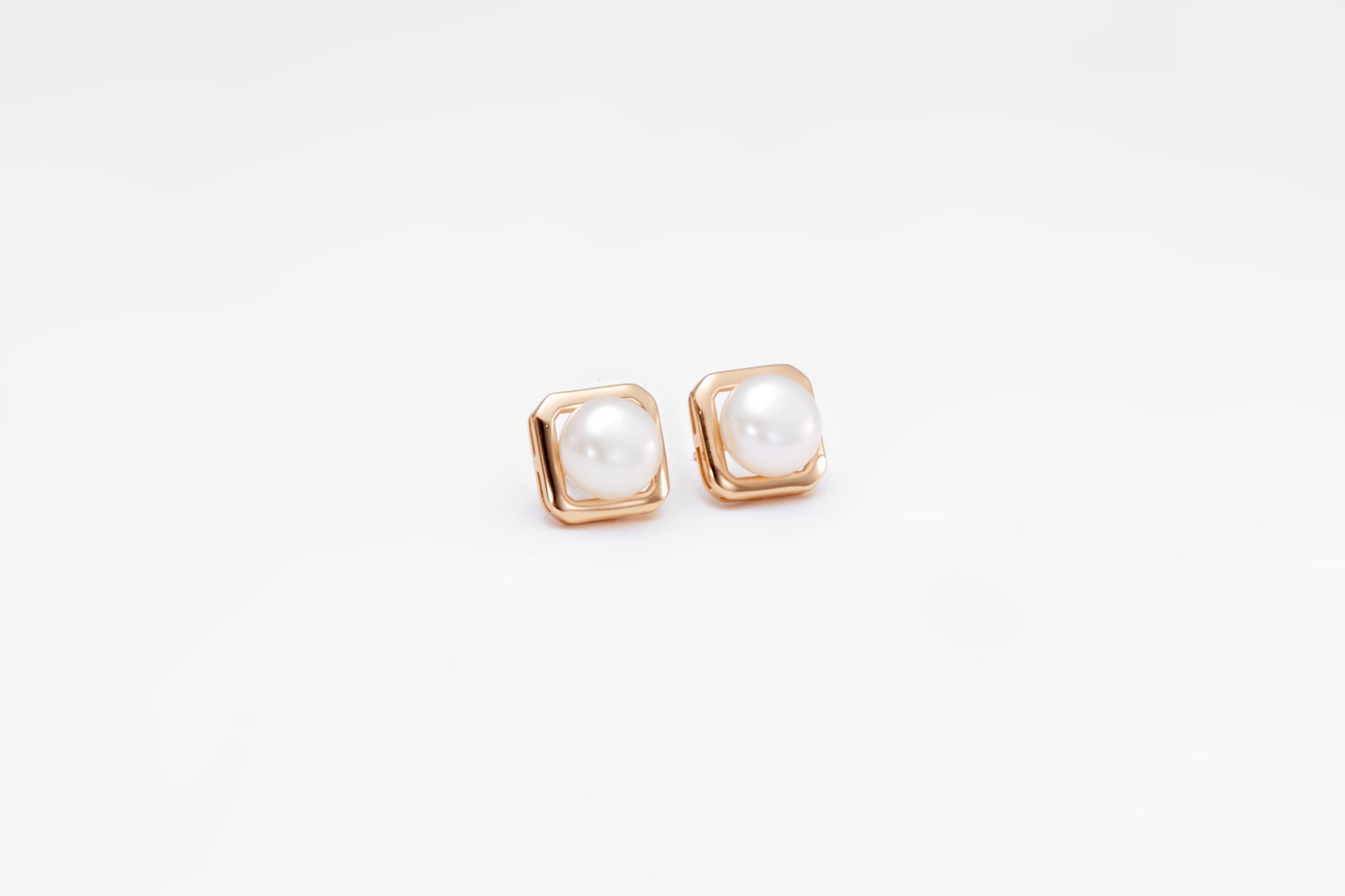 Gold-plated pearl earrings in a shape of a square for girls and women