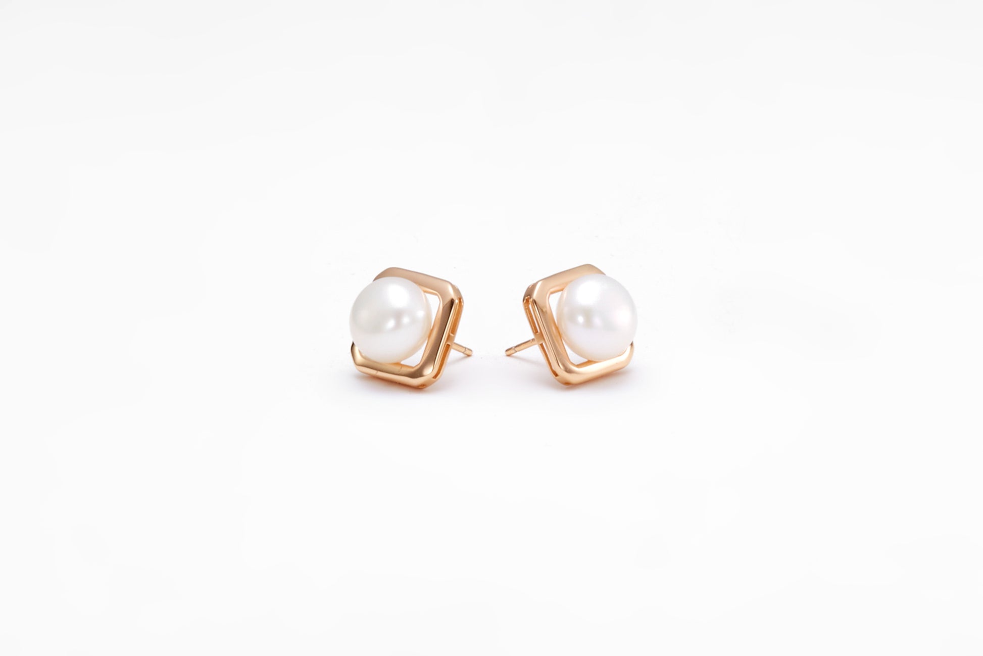 Gold-plated pearl earrings in a shape of a square for girls and women 