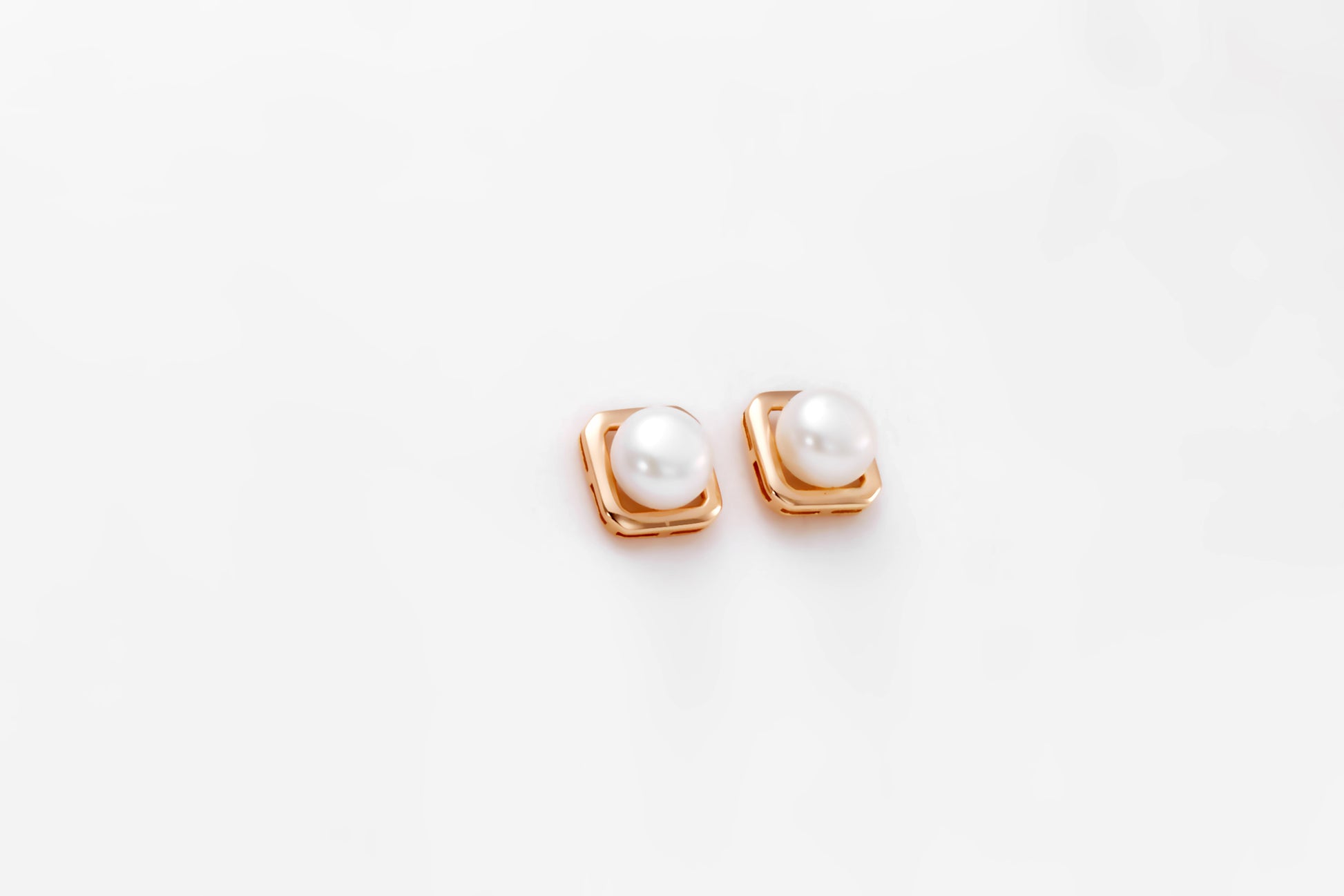 Gold-plated pearl earrings in a shape of a square for girls and women 