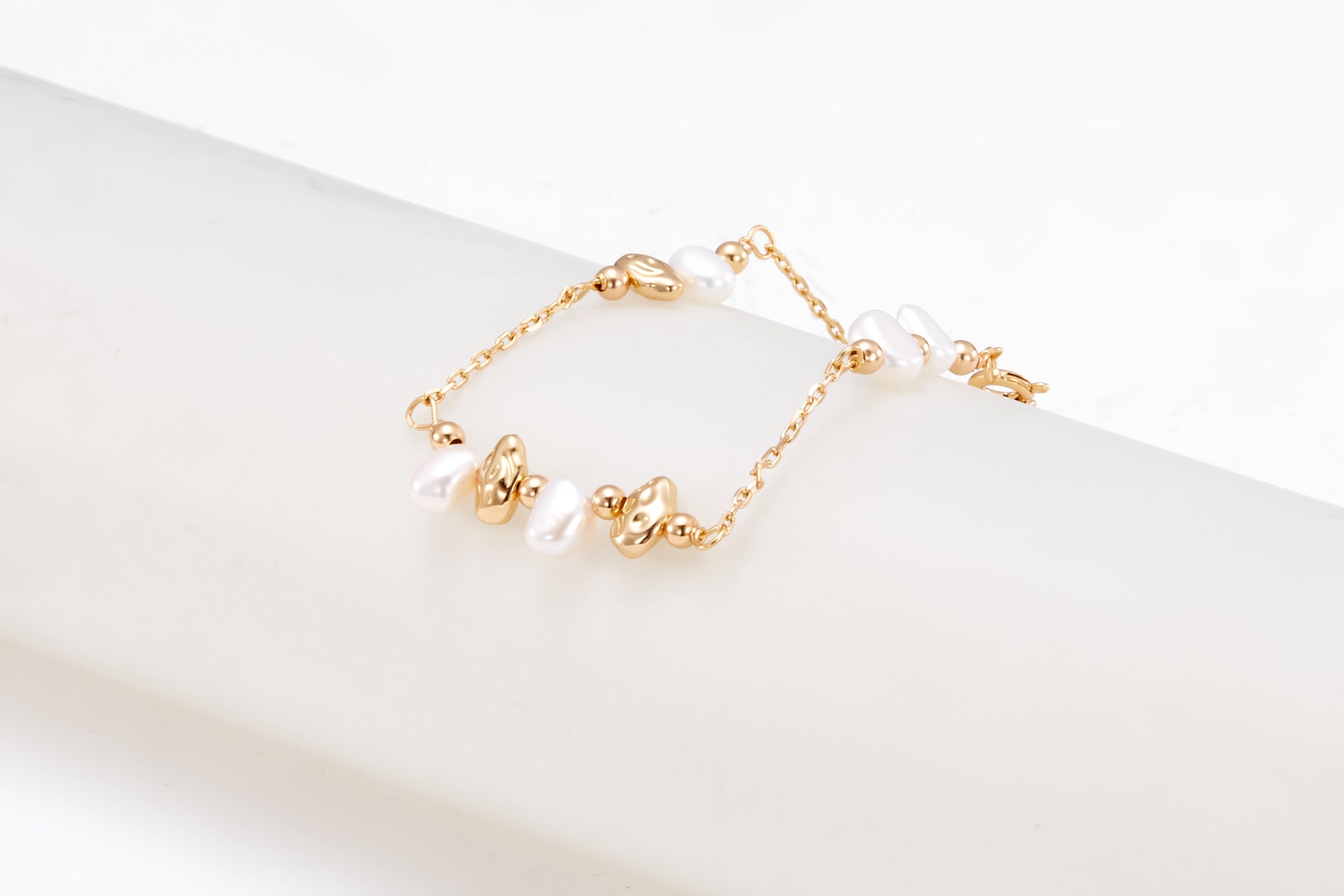 Gold-plated pearl bracelet for girls and women 