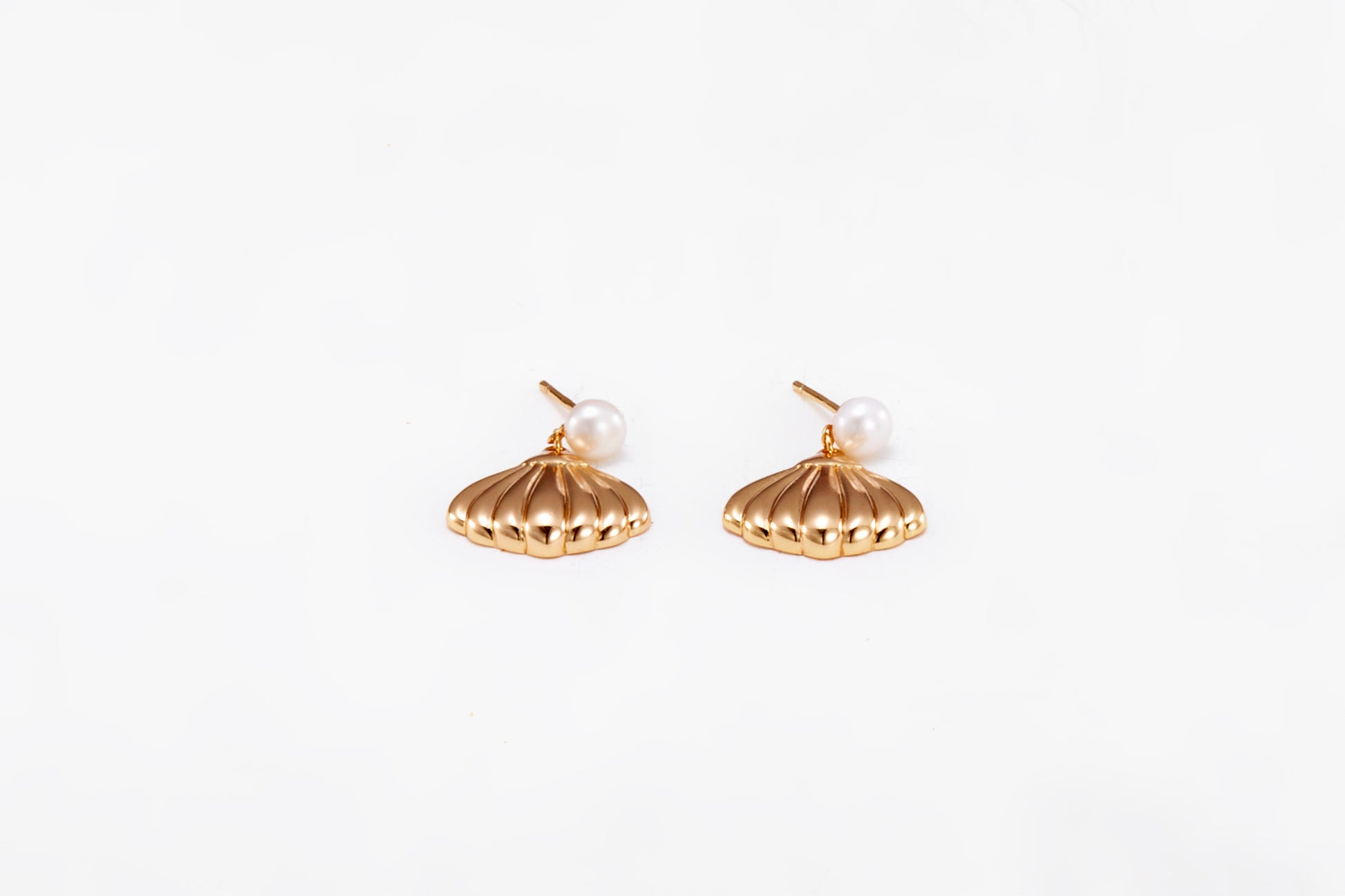 Gold-plated pearl earrings in a shape of a shell for girls and women 