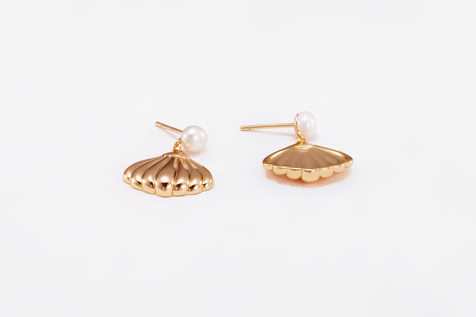 Gold-plated pearl earrings in a shape of a shell for girls and women 