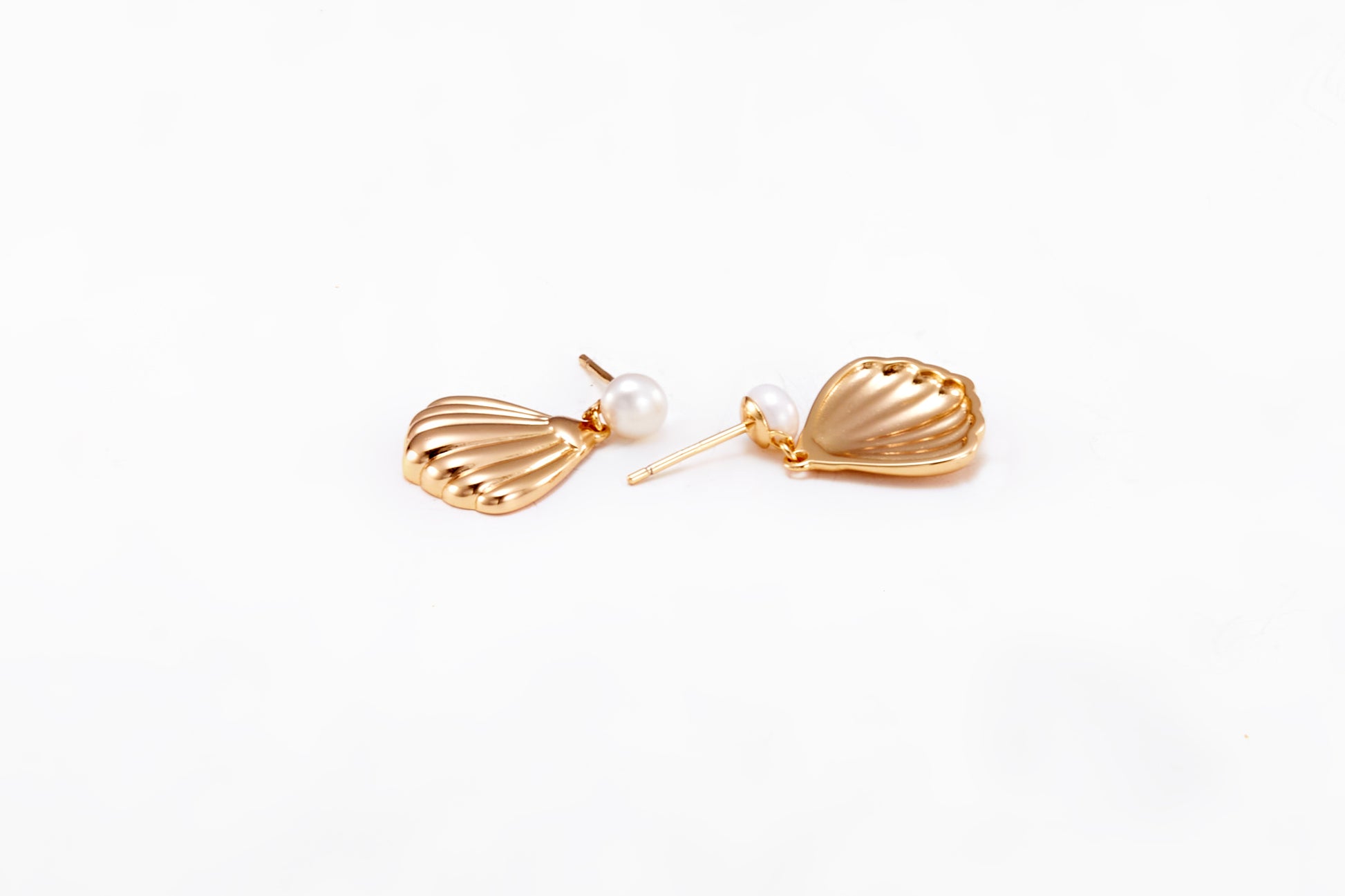 Gold-plated pearl earrings in a shape of a shell for girls and women 