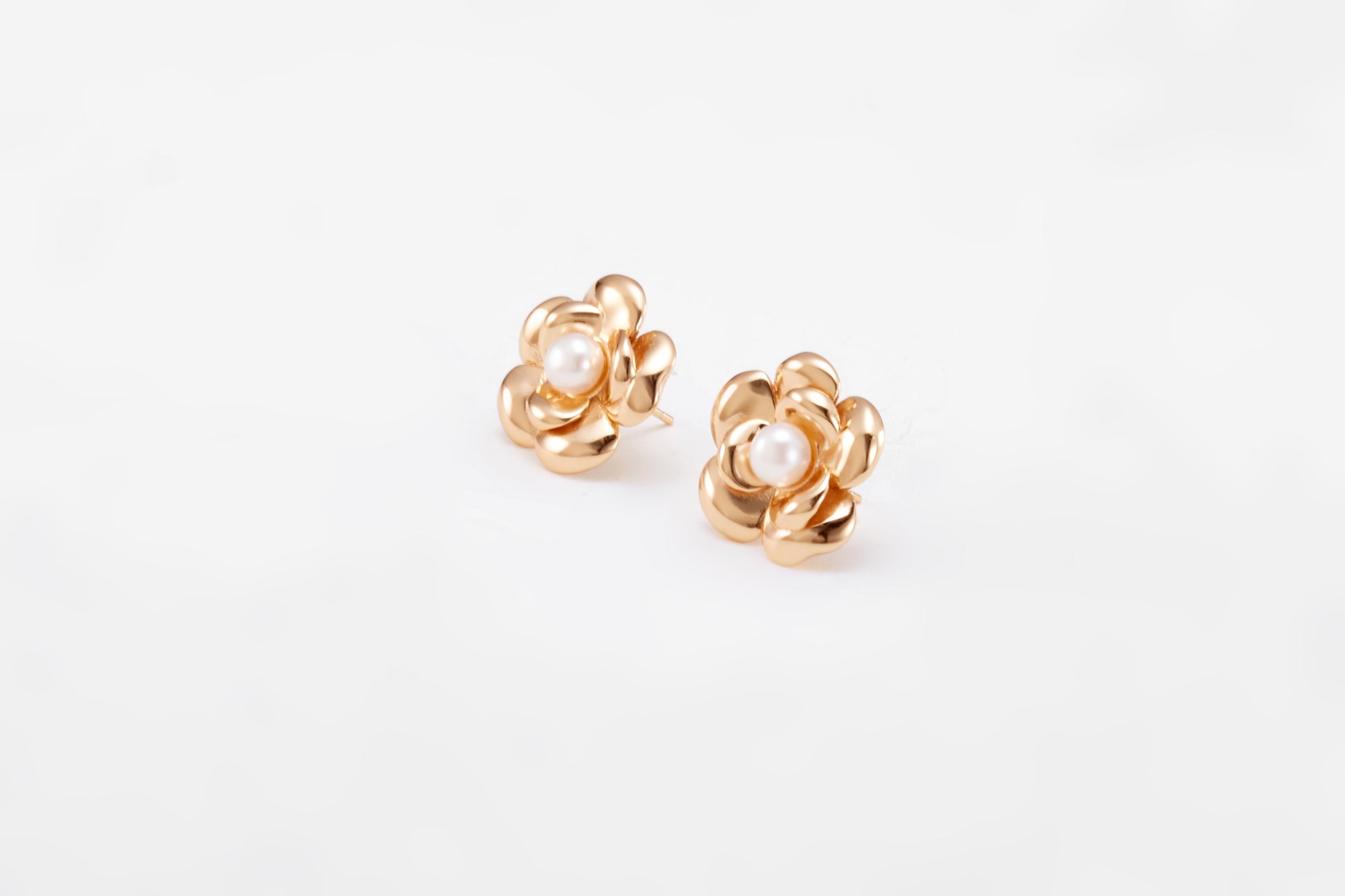 Gold-plated pearl earrings in a shape of a flower for girls and women 