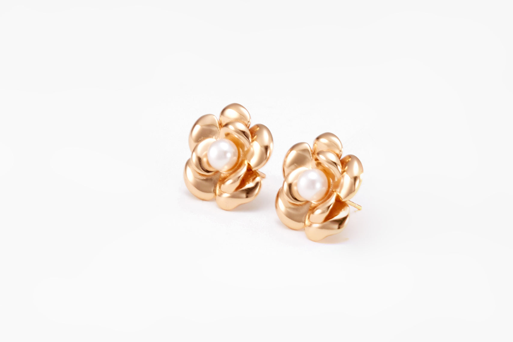 Gold-plated pearl earrings in a shape of a flower for girls and women 