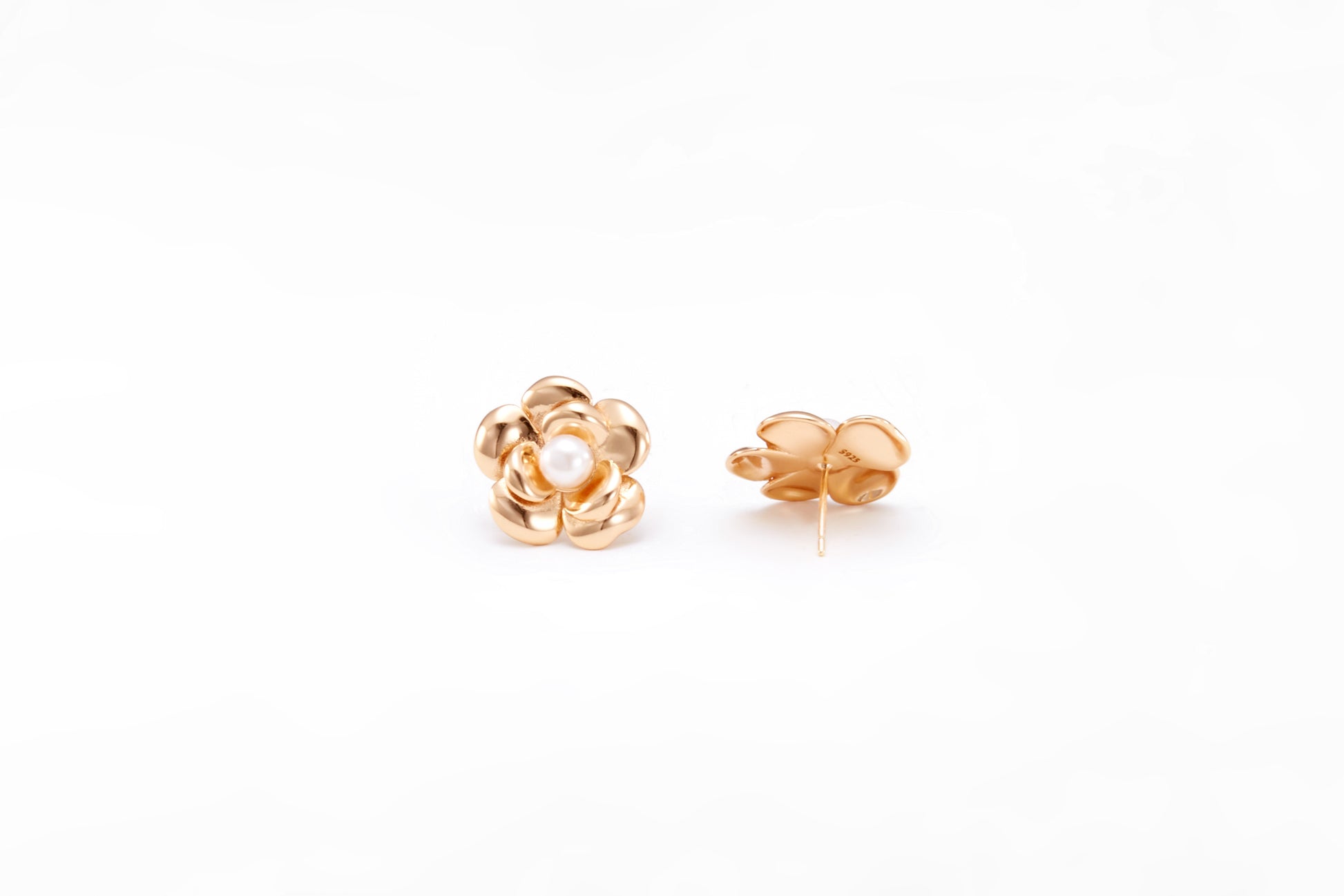 Gold-plated pearl earrings in a shape of a flower for girls and women 