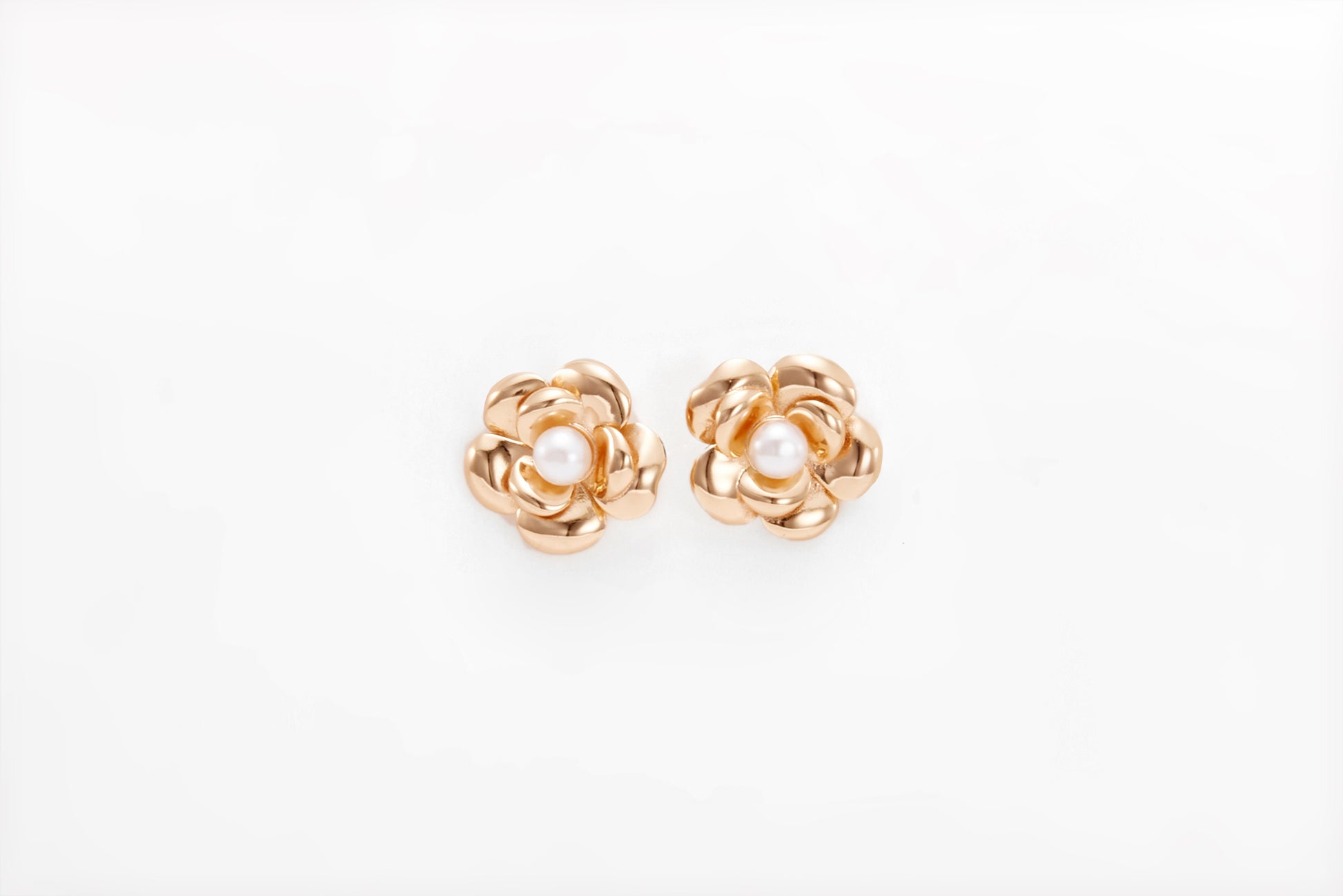 Gold-plated pearl earrings in a shape of a flower for girls and women 