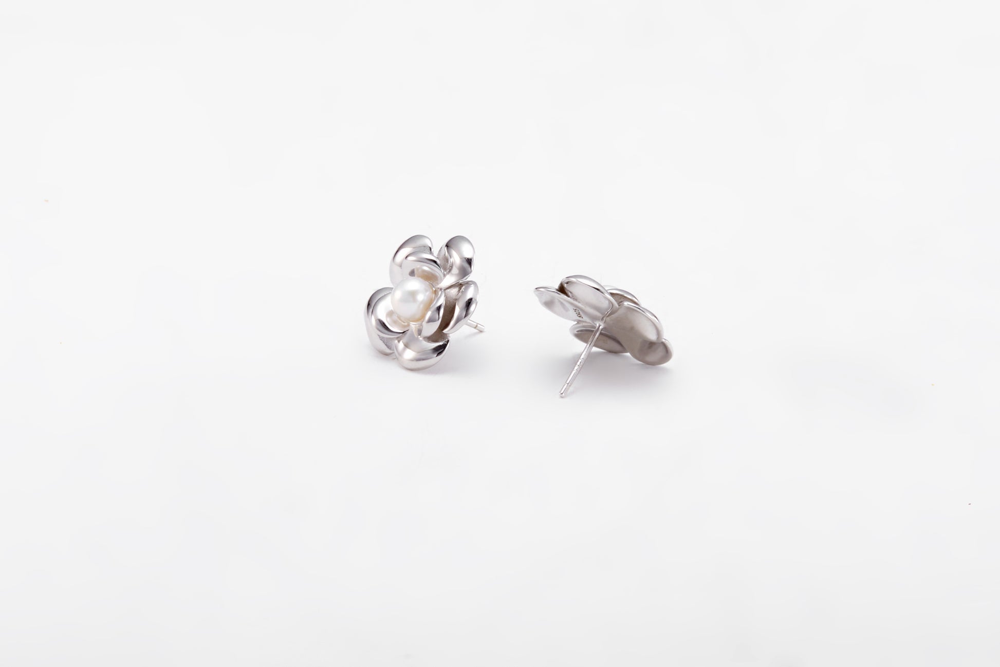 Silver pearl earrings in a shape of a flower for girls and women 