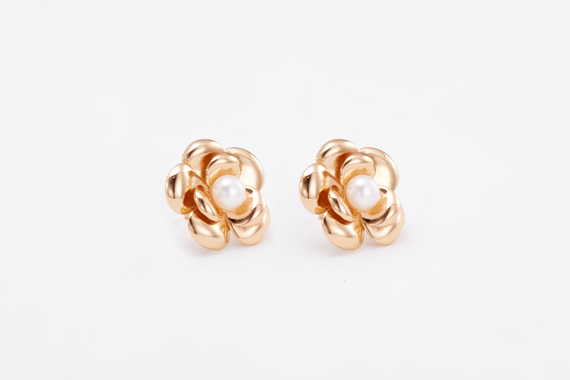 Gold-plated pearl earrings in a shape of a flower for girls and women 