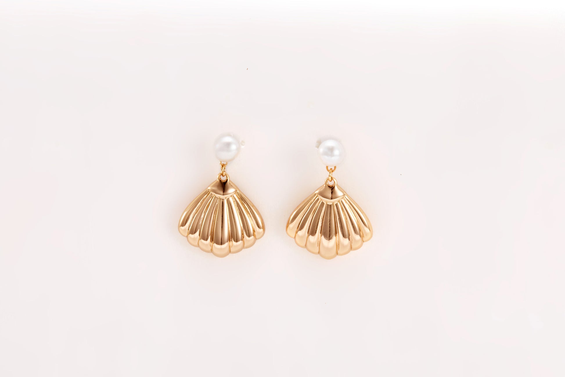 Gold-plated pearl earrings in a shape of a shell for girls and women 