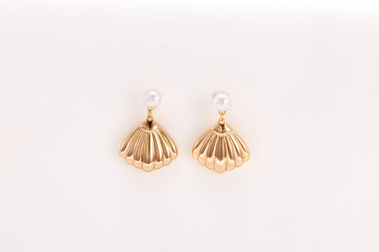 Gold-plated pearl earrings in a shape of a shell for girls and women 