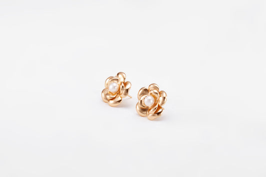 Gold-plated pearl earrings in a shape of a flower for girls and women 
